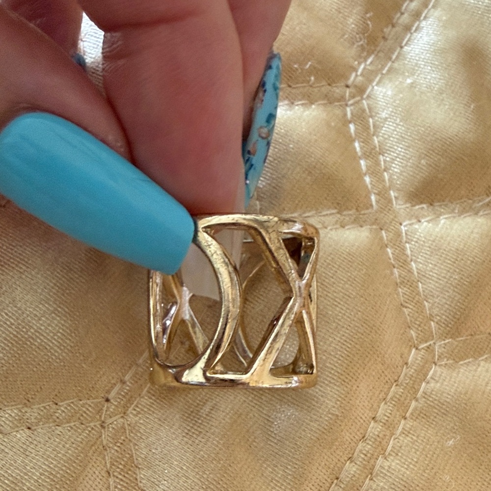 Gold Tone Openwork Wide Fashion Ring - “XOXO” Size 7 - Picture 4 of 7